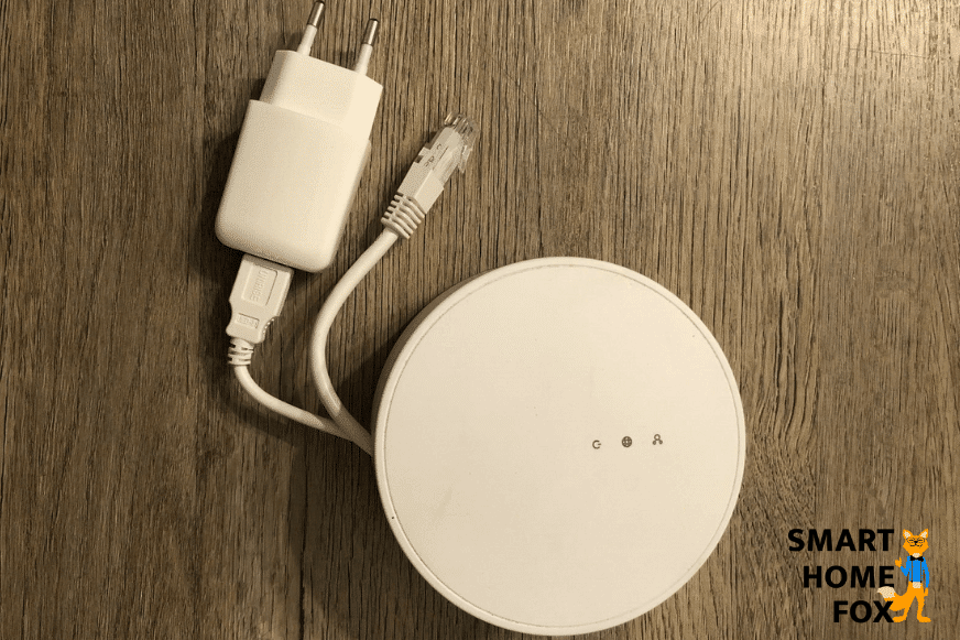 Man sieht das IKEA TRÅDFRI Gateway auf dem Boden liegen.